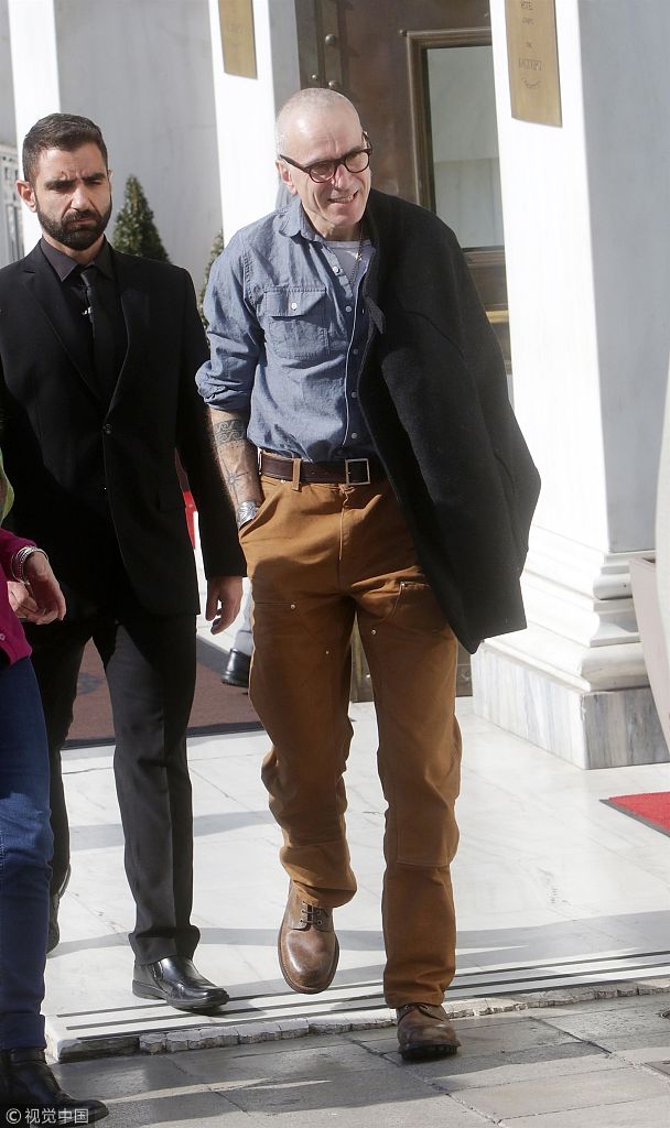 “戴神”刘易斯戴耳环露纹身酷炸天 遇激动阿姨粉热情送抱超亲和