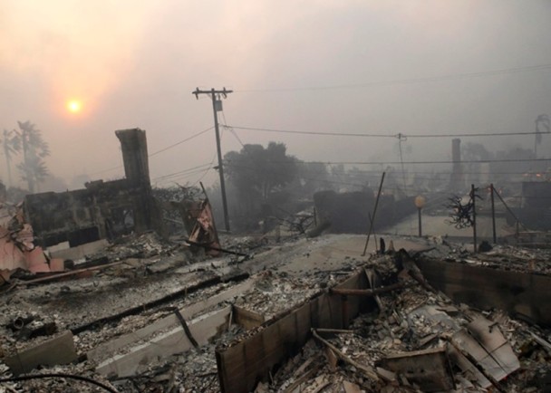 大火过后，建筑物被摧毁，现场一片狼藉。