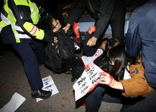 环球网:台湾跨年夜不平静 “总统府”前遭泼红漆