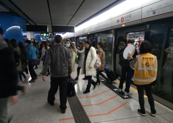 香港地铁疑似发现炸弹。(图片来源:香港东网)