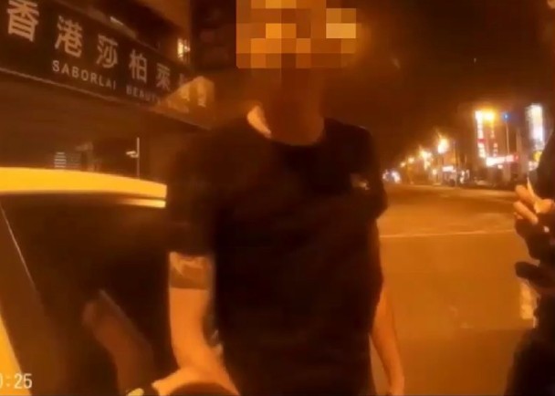 蔡姓男子被警方拦停。（图片来源：香港东网）