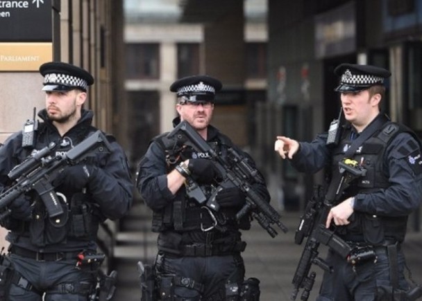 英国持枪警员在街头巡逻。（资料图片）
