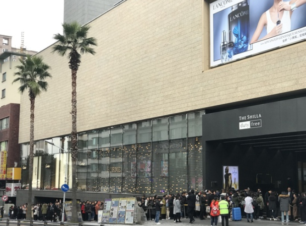 12月1日,中国游客在济州新罗免税店外排起40米长队
