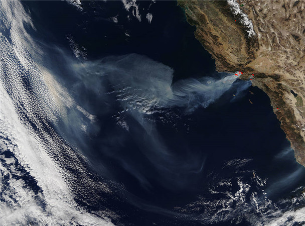 美国国家航空航天局Terra卫星于2017年12月06日拍摄的加州火情，图像显示，火势已经蔓延至太平洋沿岸，大火产生的烟雾深入到海洋上空。
