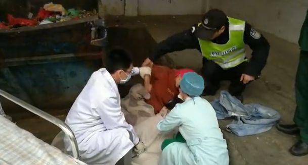 东莞女子垃圾站产子,医生抢救婴儿却遭动手阻拦|抢救