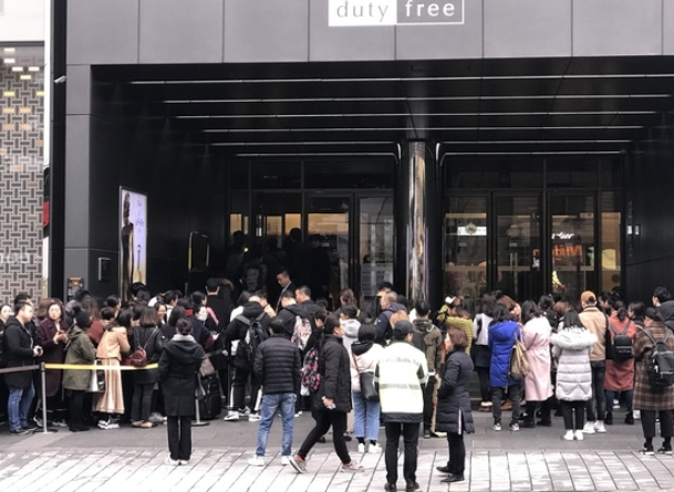 1512442940758925.png 12月1日,中国游客在济州新罗免税店外排起40米长队