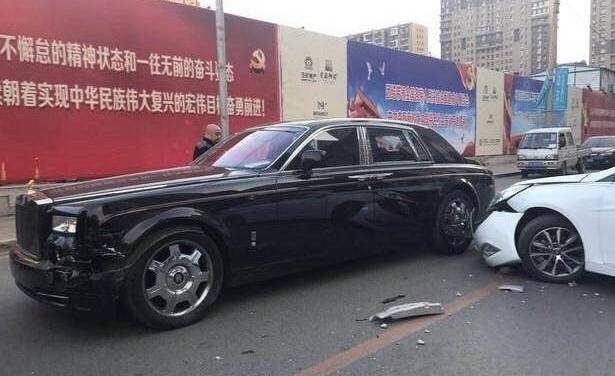 劳斯莱斯沈阳街头被撞!车主:卖房子吧!网友为这