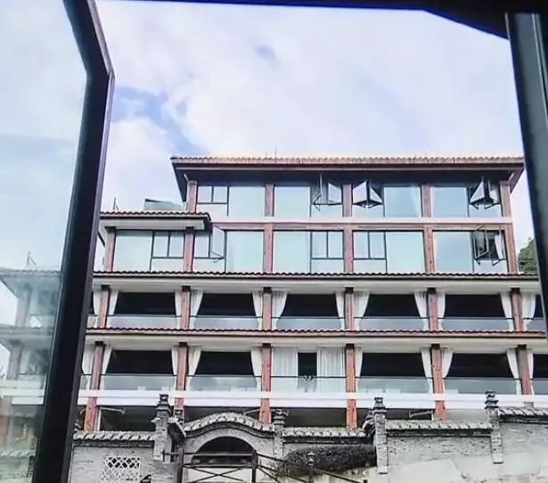 网上订了900多元一晚的观景豪华房,到酒店一看