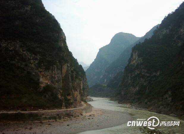 2003年拍摄于宝成线109老隧道峡谷。(受访者供图)