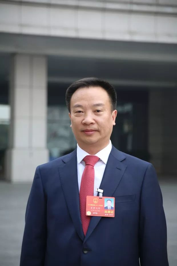 全国人大代表,江苏省淮阴中学党委书记,校长皇甫立同.