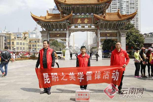 云南网讯（记者 李星佺）3月4日，昆明之美志愿者顾中国、艾庆玮、艾宣睿走上街头学雷锋，为流浪者理发。
