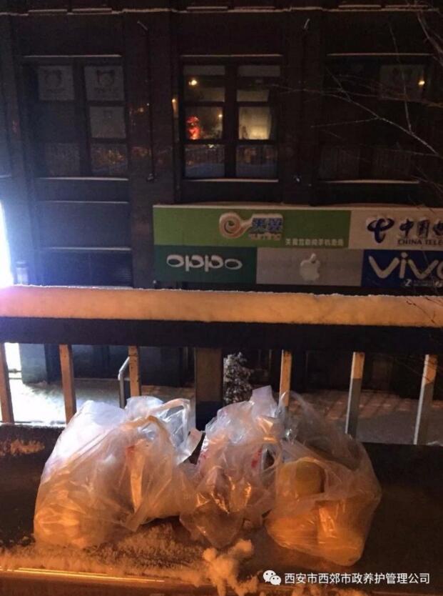 西安市政工人清晨天桥扫雪 热心姑娘送来暖心