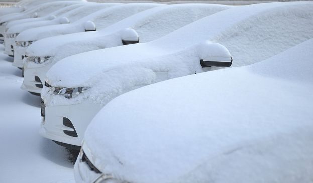 如何正确清理车上积雪 GhUB-fyqincv0954256.jpg