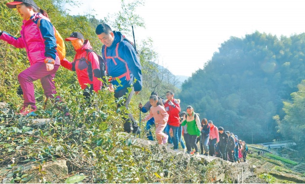 体育彩票杯 宁波群众登山大会石门站活动举行