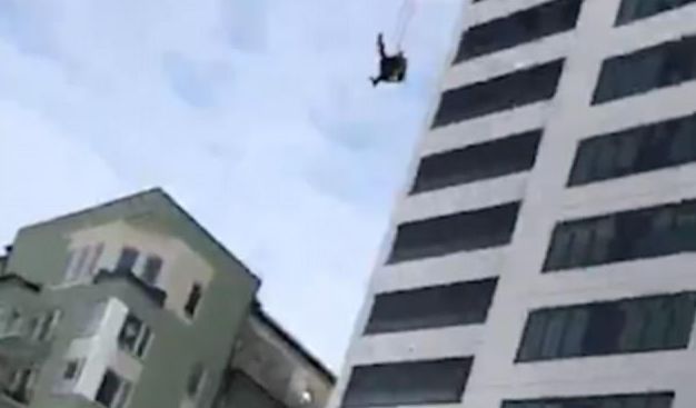 【视频】他未打开降落伞,从24层楼坠地后竟奇
