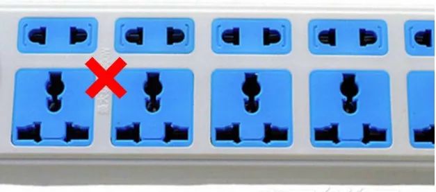 家里有这种插线板的赶紧扔了,容易触电还引起火灾!