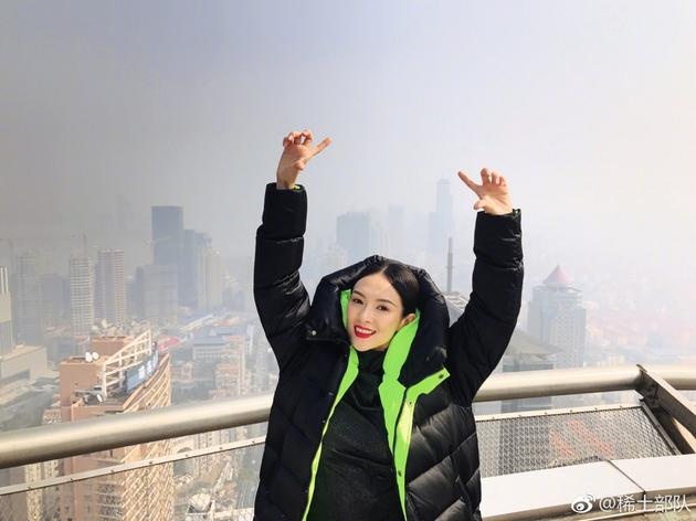 章子怡晒照徒手比划太阳 网友搞笑PS画风过粪