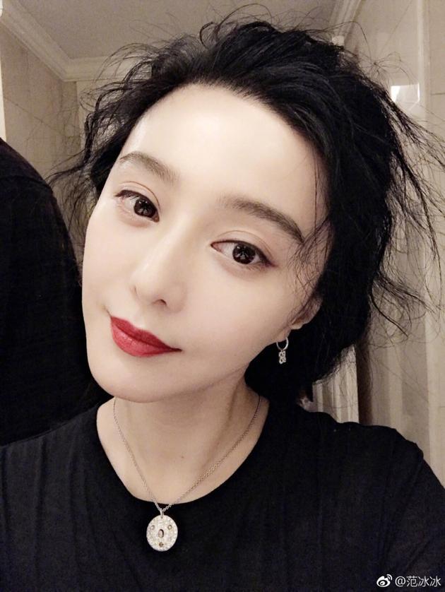 范冰冰上妆照肤白胜雪烈焰红唇 马苏大呼"真美"