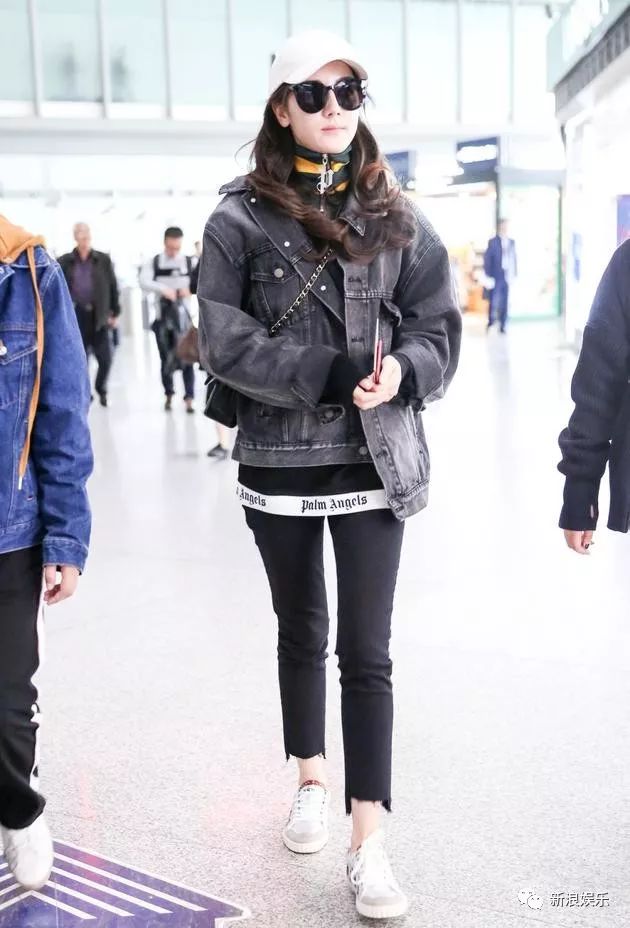 天冷怎么办？贵圈明星告诉你今年流行穿两件大衣出门