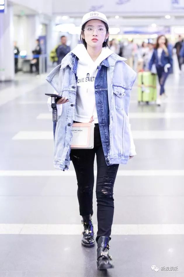 天冷怎么办？贵圈明星告诉你今年流行穿两件大衣出门