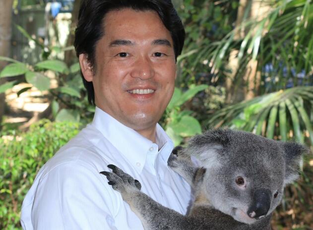日本外相与华春莹合影被指“对华朝贡” 回应亮了