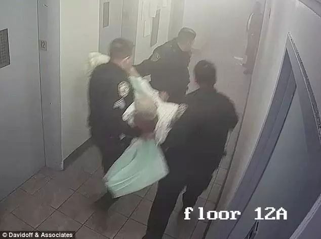 美国三警察在火灾现场抛下正在救助的91岁老妇人,任其窒息死亡。