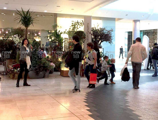 网友拍到的英拉照片。(图片来源:泰国NEW18频道推特)