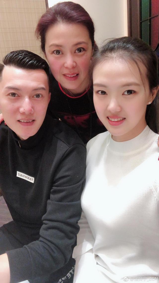 张常宁过春节晒最美全家福!排球兄妹男俊女靓,让人羡慕