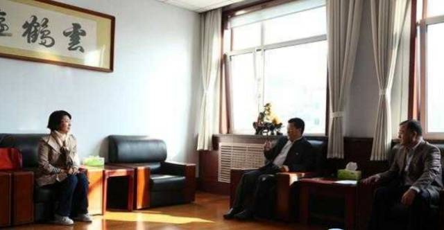 ▲图为莱阳教体局的领导此前与李某的母亲见面,听她讲述儿子被麻省理工录取的“神话”