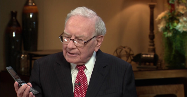 股神巴菲特展示三星翻盖功能机,苹果 CEO 库克