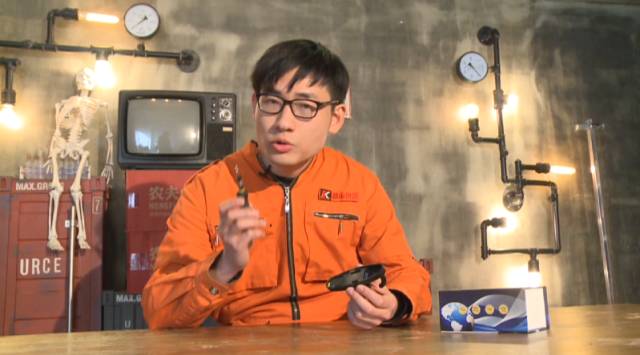 情侣酒店住一晚,醒来发现天花板竟如此可怕!