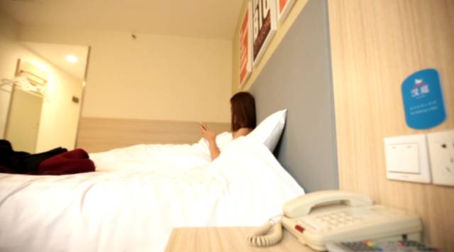 情侣酒店住一晚,醒来发现天花板竟如此可怕!