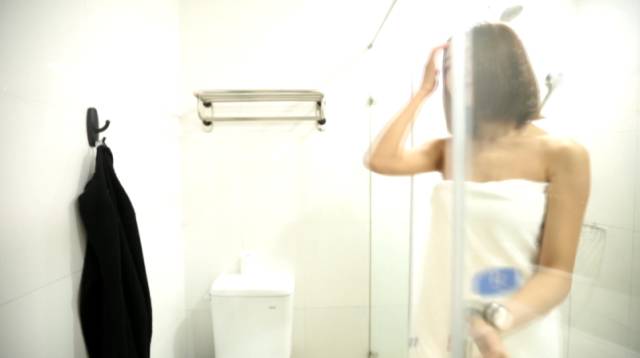 情侣酒店住一晚,醒来发现天花板竟如此可怕!