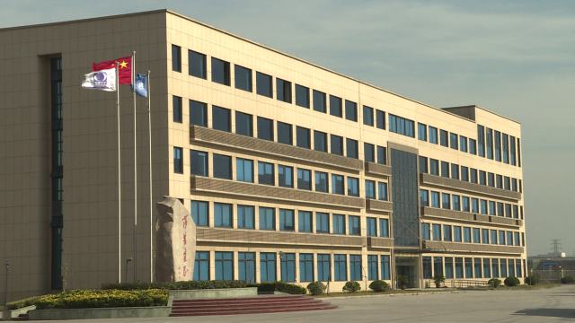莎普爱思厂区内的质检和科研大楼。新华社记者李涛 摄