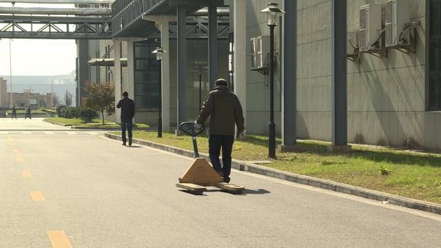 莎普爱思厂区内的工人在工作。新华社记者李涛 摄