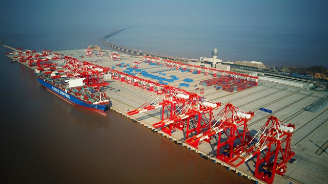 12月10日，上海洋山深水港四期自动化码头正式开港