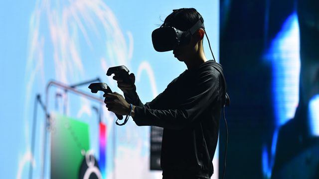 艺术家在深圳举行的2017全球创新者大会上展示使用虚拟现实(VR)技术作画。图片来源:新华社