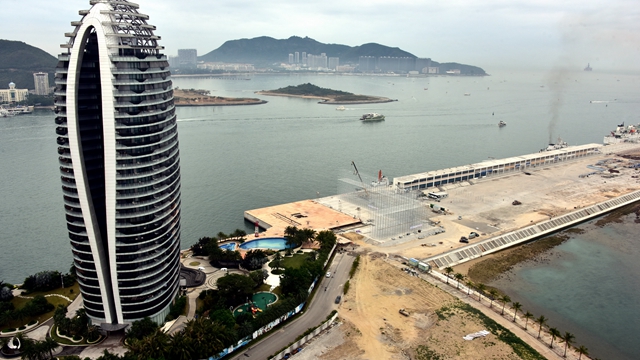 1月19日上午,三亚凤凰岛项目。右侧为凤凰岛二期工程现场。摄影/章轲