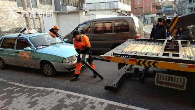 上海多部门捣毁十余处克隆出租车制假贩假窝点