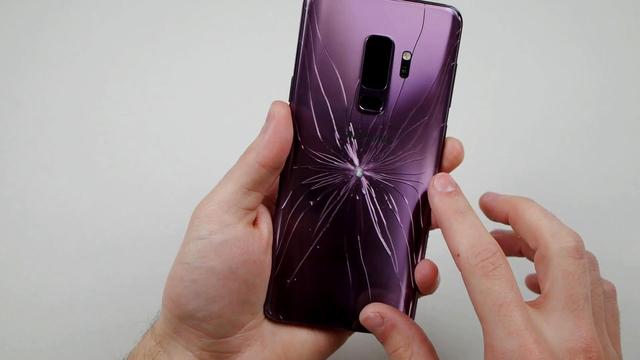 6000多元的三星S9+遭刀划重锤,最后都碎成玻