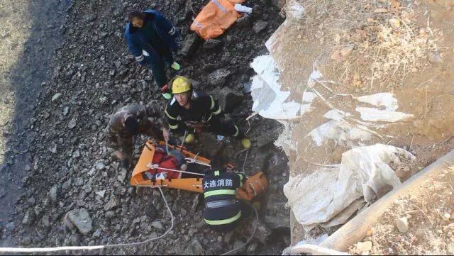 泉水某商场内,女子在桌上趴着睡觉,半小时后,当