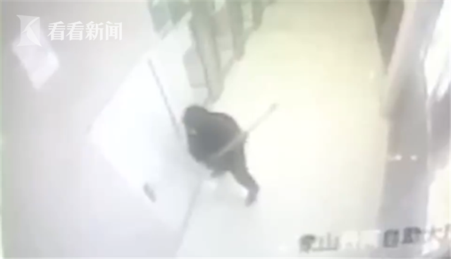 视频｜学着电视剧里的桥段抢银行 笨贼入戏太深终被抓