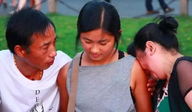 华裔女孩21年后从美国赶来与亲生父母断桥相会.....(组图)