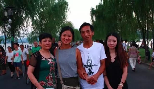 华裔女孩21年后从美国赶来与亲生父母断桥相会.....(组图)