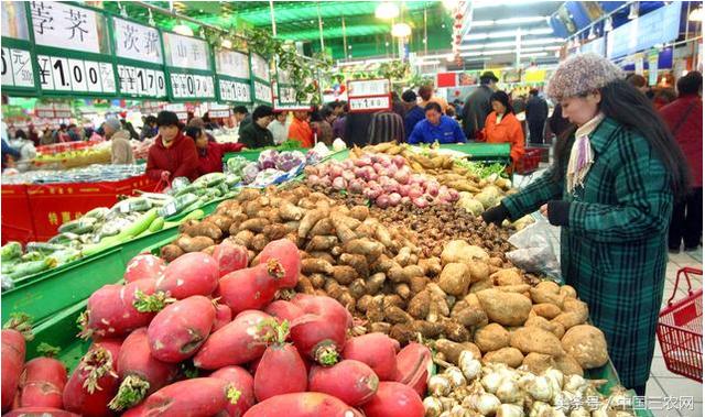 农产品经常会大量滞销  那普通农民种的菜能不能进入大型超市？