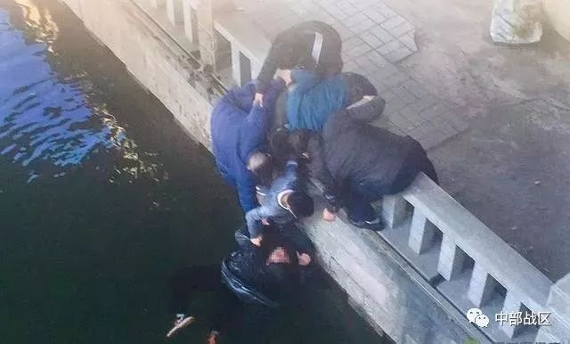 兵哥哥纵身一跃勇救落水男子,群众点赞:军人就