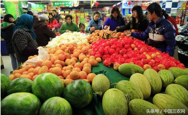 农产品经常会大量滞销  那普通农民种的菜能不能进入大型超市？