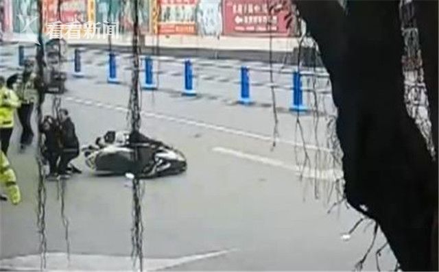 视频 | 无证摩托司机遇查拒检撞翻交警 不顾摔倒
