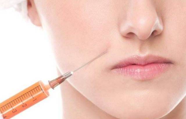 么回事】老板一啤酒瓶下去,姑娘的额头被砸出