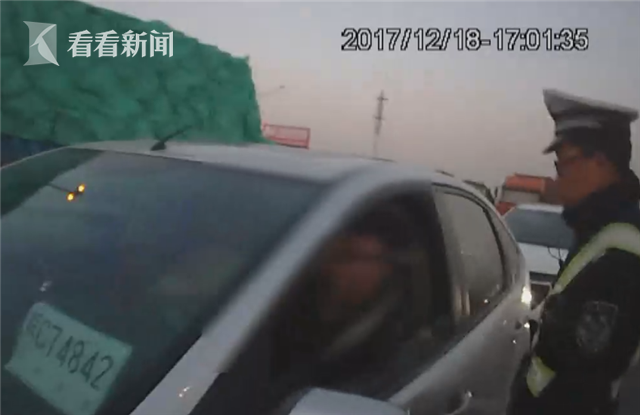 视频|错过一路口胆大司机高速原地调头 无牌无